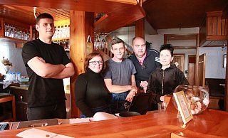 Alexei Mascov (v. l.), Nelli Schmelzer, Siegmund Schmelzer, Alexei Mascov (Vater und Sohn heißen gleich) und Viorica Mascov bilden das Team im Schmell. Es fehlen Agnes und Anton Schmelzer. - Anthea Moschner
