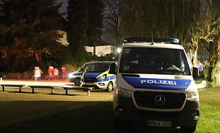 Die Polizei macht sich bereit am Bürgerpark. - Andrea Rolfes