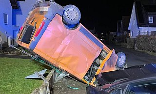 Der Opel-Tansporter ist nach dem Zusammenstoß auf dem Dach gelandet. - Freiwillige Feuerwehr Willebadessen