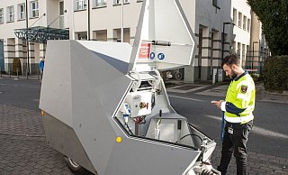 Nicht einmal einen Monat lang ist Blitzer Esther in Bielefeld im Einsatz und schon hat ein Randalierer den Panzer-Anhänger attackiert. - Joerg Dieckmann