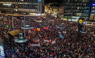 Mehr als 25.000 Menschen haben an der Großdemo gegen Rechtsextremismus auf dem Jahnplatz teilgenommen. - Paul Brinkmann