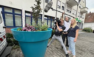 Das Filmteam mit Kameramann Marlo Woll, Tontechniker Sven Daniels und Reporterin Aylien Habel ist einen Nachmittag in Harsewinkel unterwegs. - rw-system