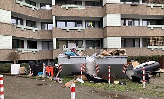 Blick auf die beiden überquellenden Mulden - sie sind ein massives Problem, wie ein Bewohner berichtet. - Jobst Lüdeking
