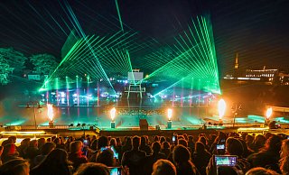 Das Wiesenbad wird wieder zum Publikumsmagnet. wenn es dunkel wird, sorgen dort Erlebnisparcours mit den Elementen Feuer, Erde, Wasser und Licht für einen besonderen Zauber. Foto: Sarah Jonek - Sarah Jonek Fotografie