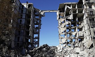 Ein zerstörter Wohnblick in Mariupol: Eine UN-Untersuchungskommission hat im September verschiedene russische Kriegsverbrechen in der Ukraine festgestellt. - AFP or licensors