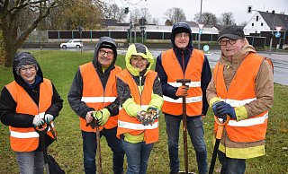 Dorothee Meyhöfer (v. l.), Bernhard Henneke, Elke Drews, Bernd Ruban und Norbert Drews trotzen dem Regen. - Thomas Kube