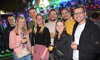 Kirmes "Verler Leben" 2024: Lydia Hermwille (l.), Florian Krax, Johannes Bathe, Leona Hoffmann, David Mettenborg, Lea Borgotte, Robin Fortkord und Julian Peters. - Karin Prignitz