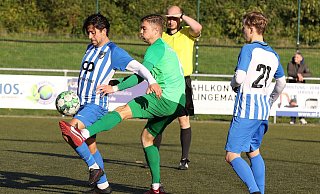 Knackiger Zweikampf: Betim Sahitaj vom FCO (links) setzt sich hier gegen einen Dornberger Spieler durch. - Egon Bieber