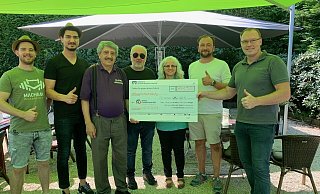 Stolz präsentieren die Gastronomen den Spendenscheck in Höhe von 8.450 Euro. - privat