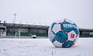 Schneeball statt Fußball: Im Häcker Wiehenstadion kann am Samstag nicht gspielt werden. - Joel Beinke