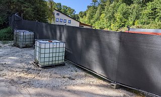 Hier passiert erst einmal nichts mehr: Die Bauarbeiten im Teutoburger Wald wurden gestoppt, die Reitanlage ist abgeriegelt. - Anja Hanneforth