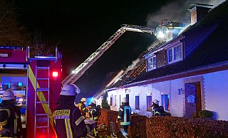 Beim Feuer nahe des Klostereingangs wurde der Dachstuhl dieses Wohnhauses komplett zerstört. Menschen kamen nicht zu Schaden, die Bewohnerin hatte sich rechtzeitig in Sicherheit gebracht. Ihr Haus ist jedoch nicht mehr bewohnbar. - Ralph Meyer