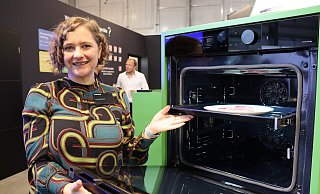 Diana Diefenbach von Samsung erklärt, wie Künstliche Intelligenz im Backofen das Leben erleichtern kann. - Judith Gladow