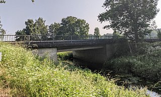 Die Brücke über die Große Aue wurde 1966 gebaut und muss nun instandgesetzt werden. - Straßen NRW