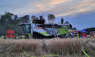 Der in Brand geratene Mähdrescher. - Feuerwehr Bad Wünnenberg