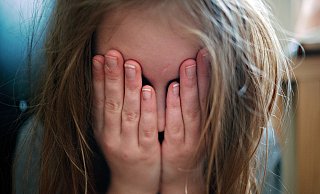 Ein 50-jähriger Mann aus dem Kreis Gütersloh steht vor Gericht, weil er ein 11-jähriges Nachbarskind missbraucht haben soll. - Symbolbild/dpa