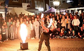 Dicht umlagert war die Show von Michelle von Feuerflut auf dem Hoeker-Fest am Samstagabend auf dem Gänsemarkt. - Frank-Michael Kiel-Steinkamp