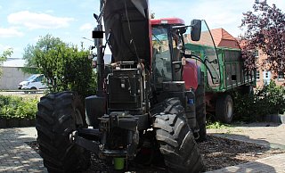 Der Reifen des Traktors platzte, die Achse brach. - Polizei Minden-Lübbecke