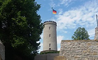 Auf der Sparrenburg wehte zuletzt am Tag der Deutschen Einheit die Deutschlandflagge. - Thomas LÃ¶hrig