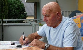 Von Ruhestand keine Spur: Horst Gamon schreibt noch immer Autogramme. - Thorsten Mailänder