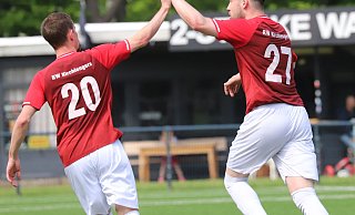 Zwei entscheidende Akteure: Dennis Quirin (r.) hat soeben das 1:0 für RW Kirchlengern erzielt und wird von . Artem Panasenkov abgeklatscht, der in der Nachspielzeit den Ausgleich verhinderte. - N.Gessat