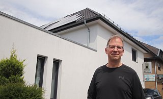 Bestatter Dieter Röchter vor seinem Haus mit der PV-Anlage auf dem Dach. - Sigurd Gringel