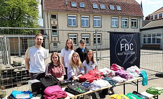 Zum Wegwerfen sind die T-Shirts viel zu schade, fanden Fabian (v.l.), Lena, Milena, Lisa, Evelyn und Milena, auch wenn sie das alte FDC-Logo tragen. Deshalb verschenkten sie die Shirts beim Flohmarkt. Foto: FDC - Sonja Rohlfing