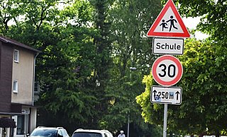Eines dieser 30er-Schilder an der Carl-Severing-Straße wurde komplett schwarz übersprüht. - Barbara Franke