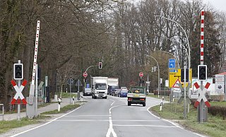 Wenn die Gütersloher Straße (L757) ab Frühjahr 2024 ausgebaut wird, plant das Land auf der Wiedenbrücker Straße zwischen der Einmündung in die Landstraße und dem Bahnübergang im Vordergrund die Asphaltdecke zu erneuern. Die Stadt Verl möchte mit dem Landesbetrieb Straßen NRW nun darüber sprechen, ob die Rechtsabbiegerspur in Richtung Verl verlängert und die Sicherheit der Radfahrer erhöht werden kann. - Thoering33161 Hoevelhof