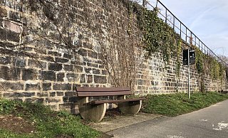Am Weserufer waren vor der Sanierung rund um die Landesgartenschau mehrere Bänke aufgestellt. Die meisten wurden von Stiftern gespendet. Neun gestiftete Bänke wurden eingelagert. - Nicole Fischer