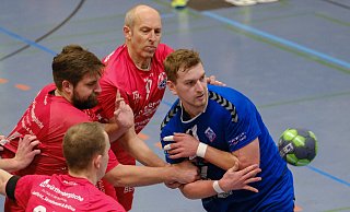 Das Jöllenbecker Oberliga-Team, hier mit Mick Herrmann gegen die vielarmige Abwehr der TSG-Zweitvertretung, überstand die Vorrunde nicht. - Andreas Zobe