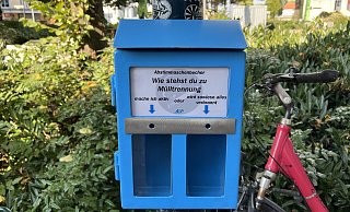 Einer der speziellen Aschenbecher hängt in der Paderborner Westernstraße Höhe Marienplatz. - Stadt Paderborn/ASP Einer der speziellen Aschenbecher hängt in der Paderborner Westernstraße Höhe Marienplatz. - Stadt Paderborn/ASP