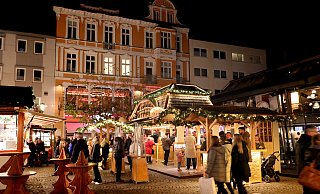 Auf dem Weihnachtsmarkt ist coronabedingt nicht halb so viel Betrieb, wie in früheren Jahren. - Frank-Michael Kiel-Steinkamp