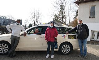 Bülent Atilgan (r.) und Barbara Wolodzko (am Steuer) haben das Unternehmen "Hallo Taxi" gegründet. Zum Team gehören Geschäftsführer Ali Zulfiqar und Fahrerin Brigitte Tiede. An der hinteren Tür des Wagens klebt das Zebra-Logo. - Britta Bohnenkamp-Schmidt