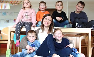Inmitten von Kindern fühlt sich Jana Kassing sehr wohl. Und wenn die Drei- bis Sechsjährigen Ida (oben von links), Oscar, Mats, Aiden, Frederik (links vorn) und Janosch lachen und Faxen machen, dann kann - und will - auch die neue Leiterin der Kita Lenzinghausen nicht ganz ernst bleiben. - Andreas Sundermeier