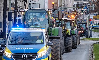 Die Sternfahrt der Landwirte geht durch das Bielefelder Zentrum. - Andreas Zobe