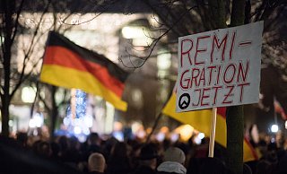 Rechtsextreme Gruppe und auch die AfD fordern eine „Remigration“ – ein Euphemismus für massenhafte Abschiebungen von Geflüchteten und Migranten (Symbolfoto). - picture alliance / Bernd von Jutrczenka/dpa