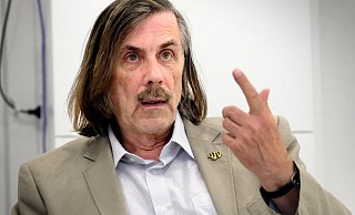 Güterslohs Bürgermeister Norbert Morkes (BfGT) appelliert an alle Bürger, ausreichend Lebensmittel, Medikamente und Co. zu Hause zu haben - für den Notfall. - Andreas Frücht