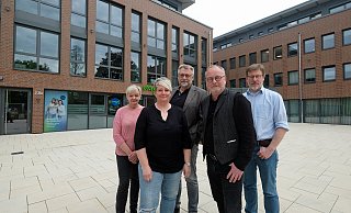 Die neuen Büros der NW-Lokalredaktion sind an der Heinrichstraße 23b. Redaktionsassistentin Silke Helwig (v. l.), die Redakteure Nicole Sielermann, Jörg Stuke, Thorsten Gödecker und Ulf Hanke kümmern sich um die Nachrichten aus der Kurstadt. Auf dem Foto fehlen Redakteurin Nicole Bliesener, Sportredakteur Jürgen Krüger und die Medienberater Oliver Gerhard und Cedric Jordan. - Ingo Büchel