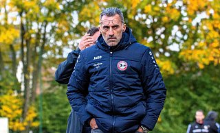Bricht seine Zelte beim VfL Holsen ab: Der bisherige Trainer Thomas Stratos. - Joel Beinke