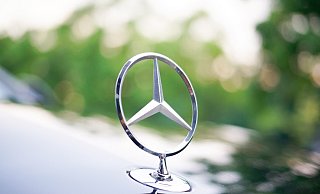 Am Parkplatz Liboriberg hatte es ein Mann besonders auf Mercedessterne abgesehen. - Pixabay/zhenyegu