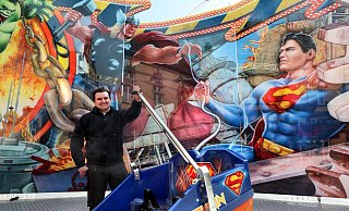 Für Schausteller Marvin Fick aus Nienburg und sein Heroes-Action-Fahrgeschäft ist die Herforder Osterkirmes das erste Volksfest der Saison. - Frank-Michael Kiel-Steinkamp