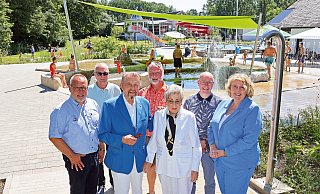Über die Fertigstellung des Kinderspaßbereichs freuen sich Michael Streich (hinten v. l.), Heinrich Vieker und Klaus Hagemeier sowie Horst Radtke (vorne v. l.), Paul Gauselmann, Karin Gauselmann und Anja Kittel. - Gauselmann Gruppe