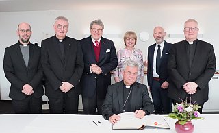 Den Eintrag von Udo Markus Bentz ins Goldene Buch der Stadt Gütersloh begleiteten Pfarrer Torsten Roland (v.l.), Thomas Dornseifer, Reinhard Zinkann, Ingrid Hollenhorst, Henning Matthes und Michael Bredeck. - Stadt Gütersloh