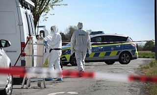 Ermittler hatten am vergangenen Sonntag viele Stunden zu tun, um die Spuren in dem Haus zu sichern. - GERALD DUNKEL