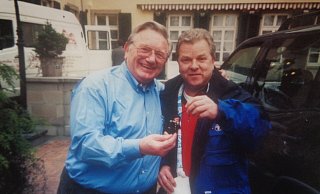 Auf Schalke: Der bekennende S04-Fan traf sich im März 1997 mit dem inzwischen verstorbenen Schalke-Betreuer Charly Neumann, dem er vor dem UEFA-Cup-Spiel gegen Valencia einen kleinen Schornsteinfeger als Glücksbringer überreichte. - Dirk Kröger