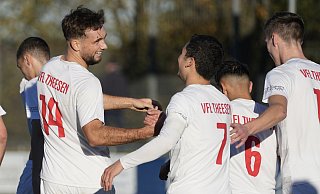 Iven Sielemann (v.l.), Alessio Giorgio, Kalo Önen und Kai-Niklas Janz feiern den Theesener 4:1-Erfolg. - Peter Unger