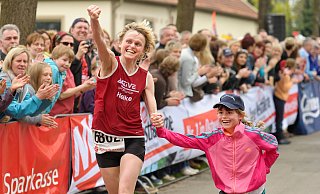 Beim 41. Hermannslauf wurde Heike Mohn, hier begleitet von ihrer Tochter Pia, Dritte. Foto: Christian Weische - Christian Weische 2012