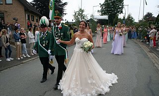 Das Schützenkönigspaar David Lues und Lilly Lammes mit dem Hofstaat beim Umzug durch die Bürener Ortschaft Steinhausen. - Johannes Büttner