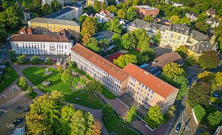 Für die dringend notwendige räumliche Erweiterung Gymnasium am Waldhof (rechts) ist das einstige Haus des Handwerks, bis 2019 als Disco genutzt (links), eine Option. - Mike-Dennis Mller / www.mdm.photo